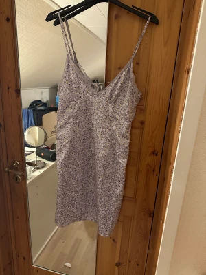 Klänning blommig - En blommig klänning från hm. Använd få gånger. Storlek xs. 