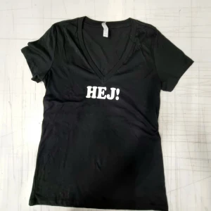 HEJ! dam t-shirt med tryck - Helt oanvänd på alla sätt  Storlek Large Ca. 50 x 65 cm.
