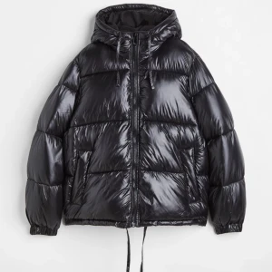 H&M puffer jacka  - Super populär jacka som är helt slutsåld! Säljer då jag vill ha en ny denna vintern💓 super varm och så så snygg 🙏🏼