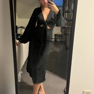 Svart klänning - Svart klänning från Gina. Oanvänd med lappen kvar, nypris 599