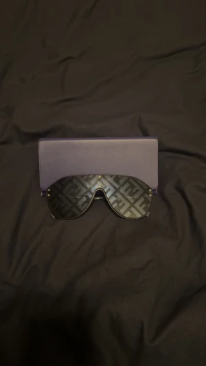 Fendi solglasögon  - Fendi solglasögon köpta för 2 årsen på Nk i Göteborg, för 4399kr, kvitto finns  