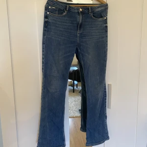 Jeans  - Mörka jeans i bootcut modell