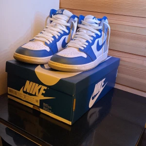 Jordan 1 high  - Jordan 1 high i storlek 43. Inköpta för runt ett år sedan eller något sånt, köpta på droppet i SNKRS appen. Skorna är i bra skick och har inga hål. Finns något märke på sulan som kommer från användning (bara använda några enstaka gånger)