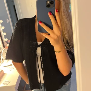 Stickar kofta - Supersöt stickad kofta från arket, tshirt armar. Aldrig använd lappen kvar!! Ny pris 690kr 