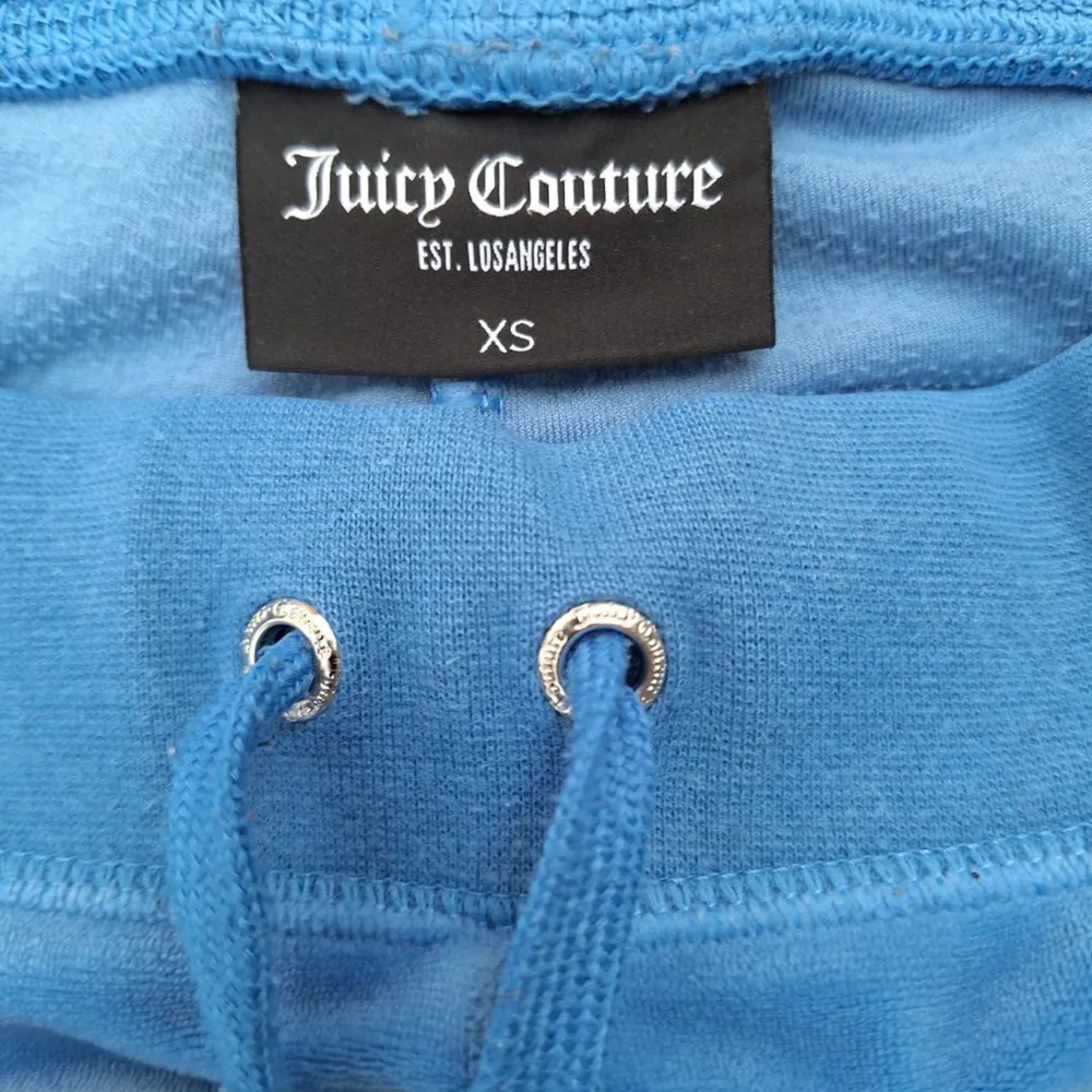 Juicy Couture byxor i färgen regatta. Kan skicka mer bilder om det önskas.. Jeans & Byxor.