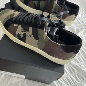 Saint Laurent skor - Helt nya Saint Laurent skor i storlek 43, kommer med originalbox och tygpåse. Säljer pga fel storlek