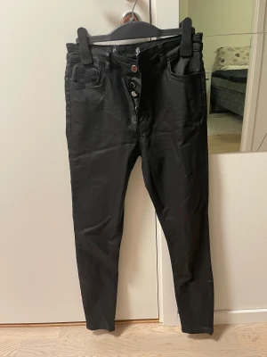 Skinnbyxor - Snygga och sköna byxor  Använt någon gång men de är i toppenskick💗 Vet inte vad det är för märke då jag har köpt de från min släkt. 