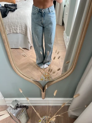 Vida jeans - Säljer dessa fina vida jeans från monki, de kommer inte till användning för mig längre. Köparen står för frakten💕