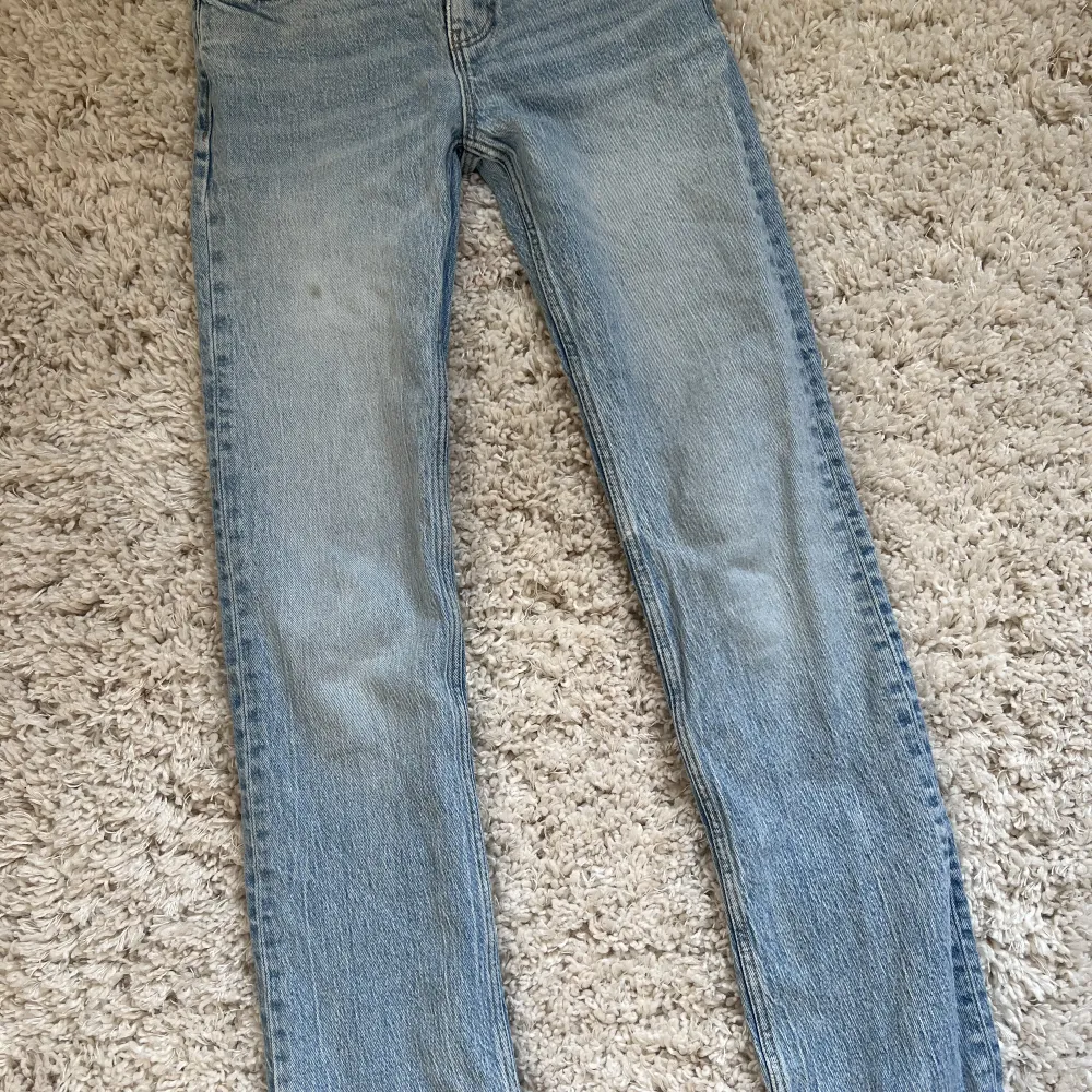 Säljer dessa raka jeans från pull and bear!! Dem har en liten fläck på benet som man ser på andra bilden                    Slutsålda!! . Jeans & Byxor.