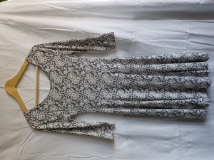 Klänning  - Fin klänning, aldrig använd, strech modell, klockad kjol, one size, mkt bra strech