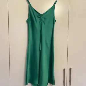 Säljer denna fina klänning ifrån bikbok pga för kort för mig (är 175cm). Använd endast 1 gång. Storlek M 🤍