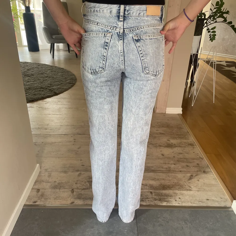 Säljer nu dessa superfina midwaist ljusblåa jeans från mango. De har tyvärr blivit för små för mig. Byxorna är köpta för 350kr på Mango. Använd ett antal gånger men inte slitna alls.. Jeans & Byxor.