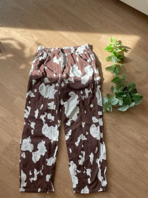 BDG Komönstrade Jeans - Coola mönstrade jeans som ger det där lilla extra!  Har endast använts ett fåtal gånger.  Andra bilden är tagen från UO:s hemsida och visar produkten på en modell.   Nypris: 500 kr