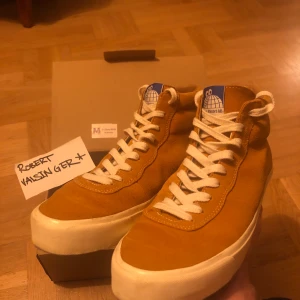 Last Resort AB Sneaker - Sneaker. Last Resort AB. Skateboardmärke. Använda 2 ggr. Cond 7/10. Storlek 44 (US 10,5). Ganska stora i storleken. 