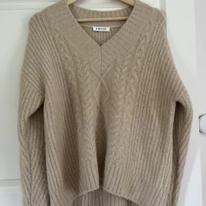 Beige stickad tröja  - Superfin beige stickad tröja från märket Edited som knappt är använd! Tröjan är i samma modell som sista bilden, bara annan färg. Storlek 36/S och säljer för 250kr ❤️