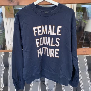 Tröja med tryck  - Superskönt tröja med tryck. Fint skick.