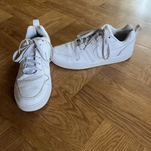 Vita Nike  - Vita sneakers från Nike i storlek 40. Lite slitna på vissa ställen men absolut inget fel på dom. Nypris 1000kr.
