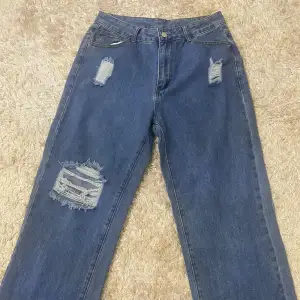 Jätte fina high waist jeans för hösten! Har aldrig använt dem eftersom att de inte passade mig. Köpt för 250