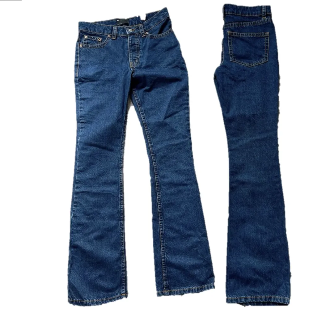 Mörkblåa utsvängda jeans från asos. aldrig använda säljer då de inte passade. Medelhög/låg midja. Jeans & Byxor.