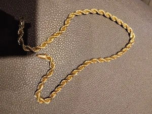 Fint guldhalsband. - Tjena. Säljer nu mitt tjocka guldhalsband som tyvärr inte kommer till användning. Den har lite missfärgning men det är inget som syns när man har den på. EJ ÄKTA GULD!