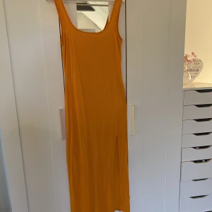 Långklänning  - Orange långklänning med slit 