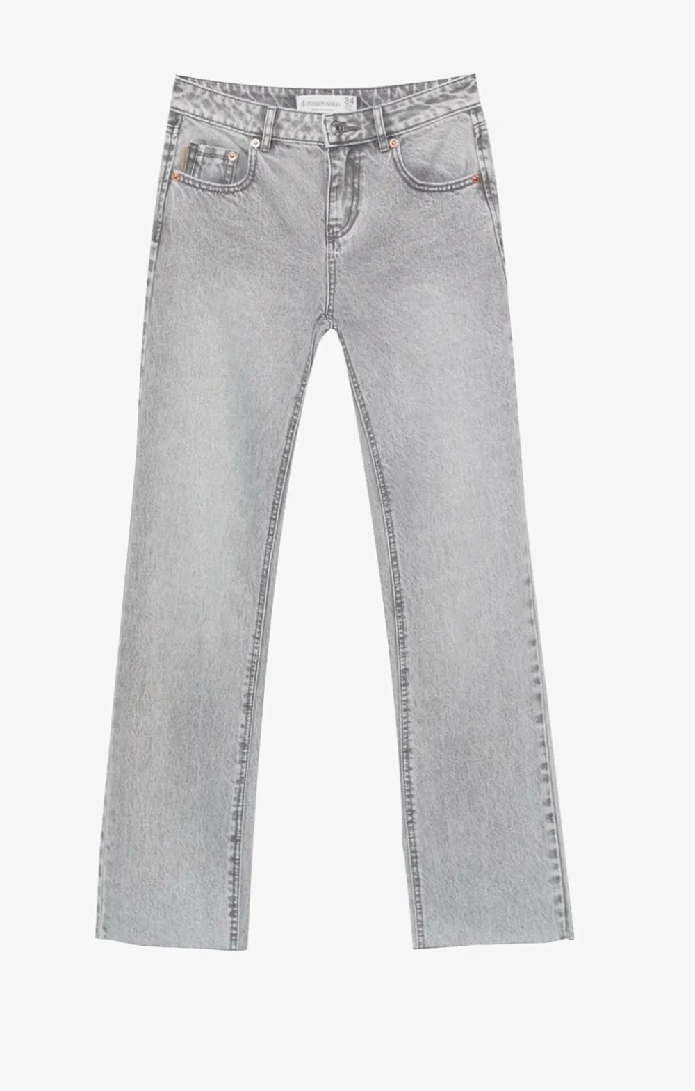 Säljer mina gråa jeans från stradivarius då de inte kommer till användning. De är som ny skick alltså knappt använda. . Jeans & Byxor.