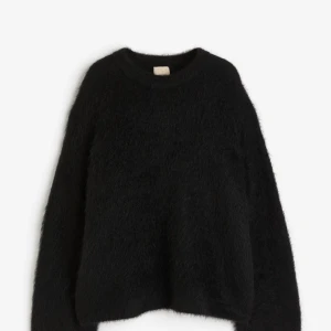 Svart Mohair tröja från HM - Svart tröja av Mohair som är slutsåld på hela HM i storlek M.