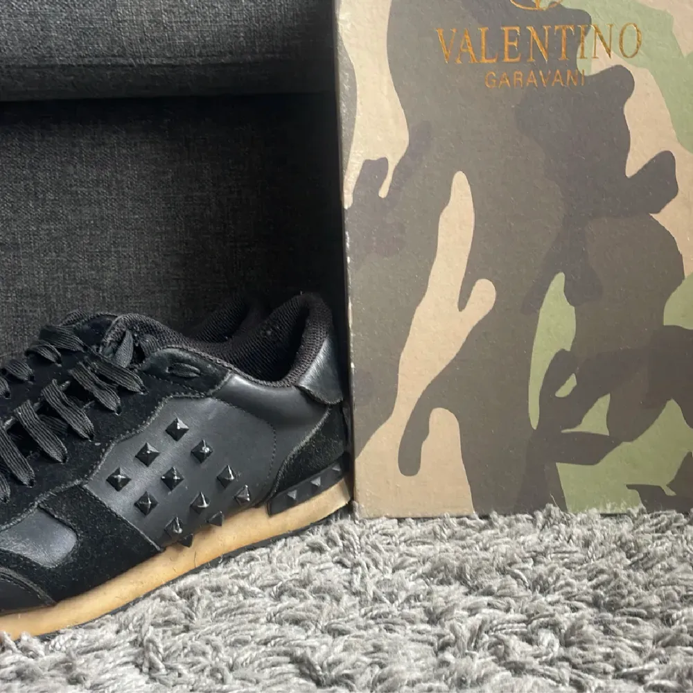 Snygga Valentino skor i ganska dåligt skick om jag får vara ärlig, har haft de i ett par veckor efter jag köpt från en annan säljare.. Skor.