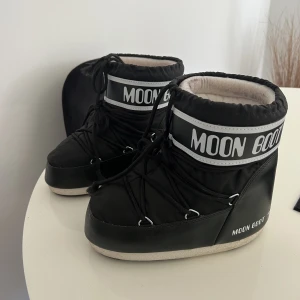 Moonboots - Supersnygga, endast använda under en skidresa 