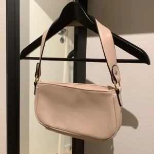 Beige axelremsväska - Fin simpel beige väska som in princip aldrig blivit använd. Rymlig och passar till allt🫶 använd kärna köp nu eller kontakta mig vid några frågor🤍🌷