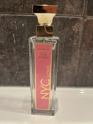 ELIZABETH ARDEN 5TH AVENUE NYC LOVE PARFYME - Parfym Elisabeth Arden 5th Avenue NYC love 75 ml   Taget ytterst lite och ca 70 ml kvar.   Blommig och fräsch med toner av rosa pion, apelsinblomma, gardenia, sandelträ och vit patchouli.   