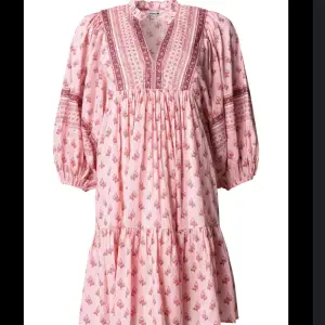 Asså den här klänningen e så jävla fin, den är testad 1 gång annars helt oavönd, och sitter så JÖVLA fint. Säljer då ja tyvärr könde att rosa it är min färg elle va man ska säga. 
