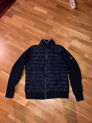 Tommy Hilfiger Cardigan - Säljer nu min riktigt feta Tommy hilfiger cardigan då den ej passar längre, storlek S. Perfekt till hösten, skriv i dm om du är intresserad 