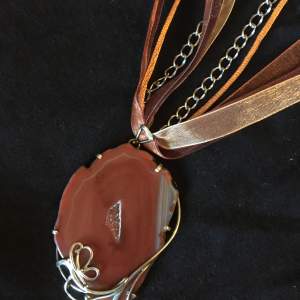 Halsband med stort hänge  Totalt längd: 43 cm Storlek Sten: 7 x 4,5 