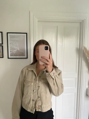 Jeansjacka  - Beige jeansjacka med knappar och fickor. Bra skick och endast använ förtal gånger💕