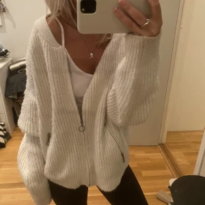 Stickad kofta - Stickad kofta från Nakd! Fint skick men lite nopprig.