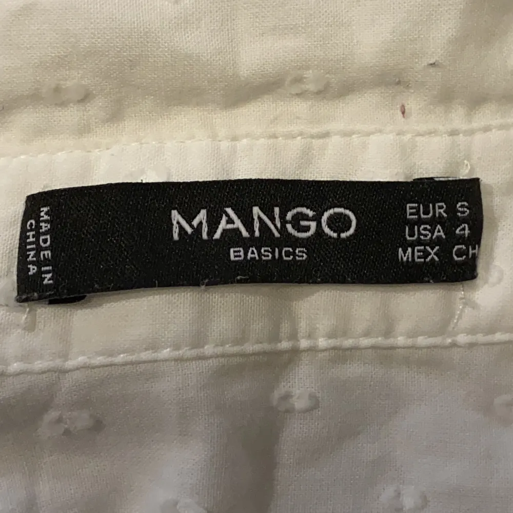 Vit skjorta/blus från mango. Den har små vita ”prickar” som ger struktur. Säljer eftersom den är för liten för mig. . Blusar.