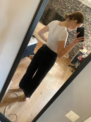 Jeans - Ett par jeans som är raka och slappa längst benen