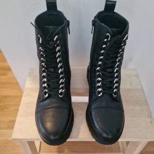 Boots 37 - Fint skick anvönda fåtal gånger.lätt fodrade.  Äkta läder från copenhagen shoes