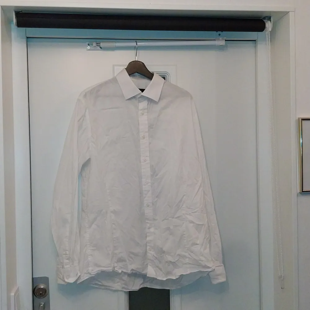 Dressman vit skjorta i bra skick, skön och andas väl i storlek XL 43/44. Skjortor.