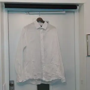 Dressman vit skjorta i bra skick, skön och andas väl i storlek XL 43/44