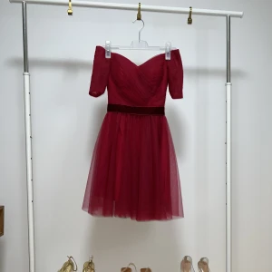 Ny fest klänning  - Fest klänning helt ny med pris lapp oanvänd storlek xs 