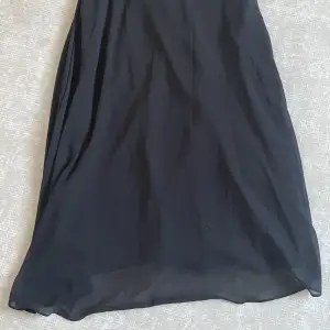 Svart lång kjol som har dubbel lager av tyg i storlek 36 från nakd. Perfekt nu för hösten och vintern. Använd några gånger men är som ny