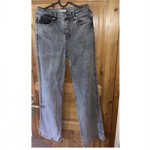 Jeans  - Säljer ett par grå raka jeans som ej kommer till användning 