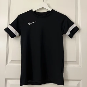 Nike Träningströja - Junior - Bra skick, knappt använd