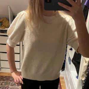 Stickad tröja  - Säljer en jättefin tröja från Vero Moda. Inte använt någon gång och den har inga tecken på användning. Storlek M men passar mig som annars brukar ha xs/s