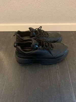 Svarta chunky sneakers - Svarta sneakers i stl 41, endast använda några få gånger så i fint skick.