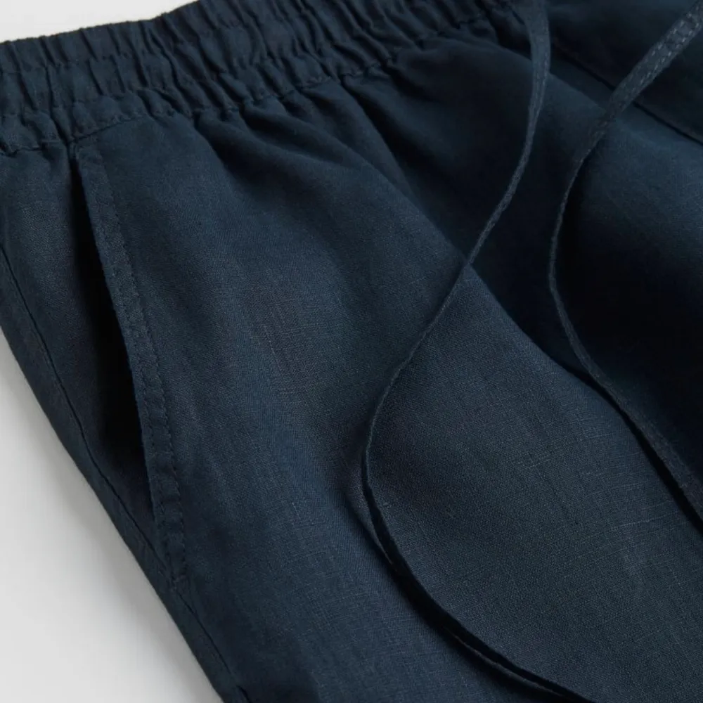 Marinblåa linnebyxor från hm i storlek S! Väldigt fint skick, 150kr + frakt🌟. Jeans & Byxor.