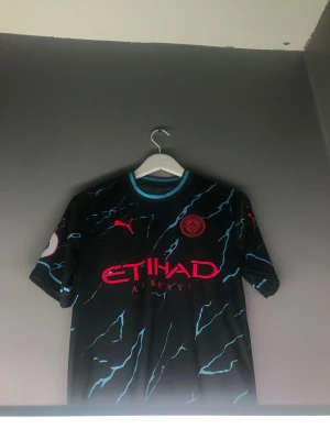 Fotbolls tröja - en använd tröja från ManCity, Haaland. Storlek S. Men är lite större i storlek. 