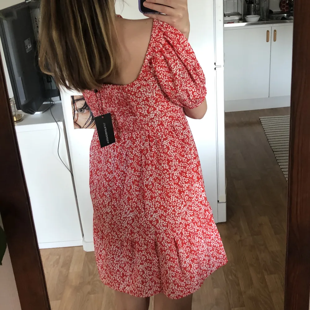 Supersöt sommarklänning från Wednesdays Girl, köpt från asos. Helt ny med lappen kvar, endast testad. Säljer pga något stor för mig. 🌷. Klänningar.